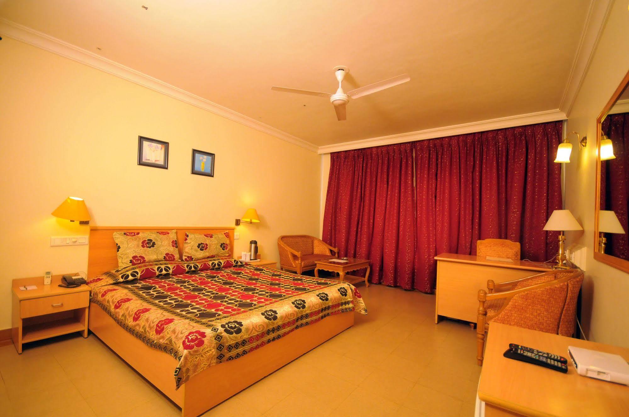 The Grand Regency Otel Rajkot Dış mekan fotoğraf